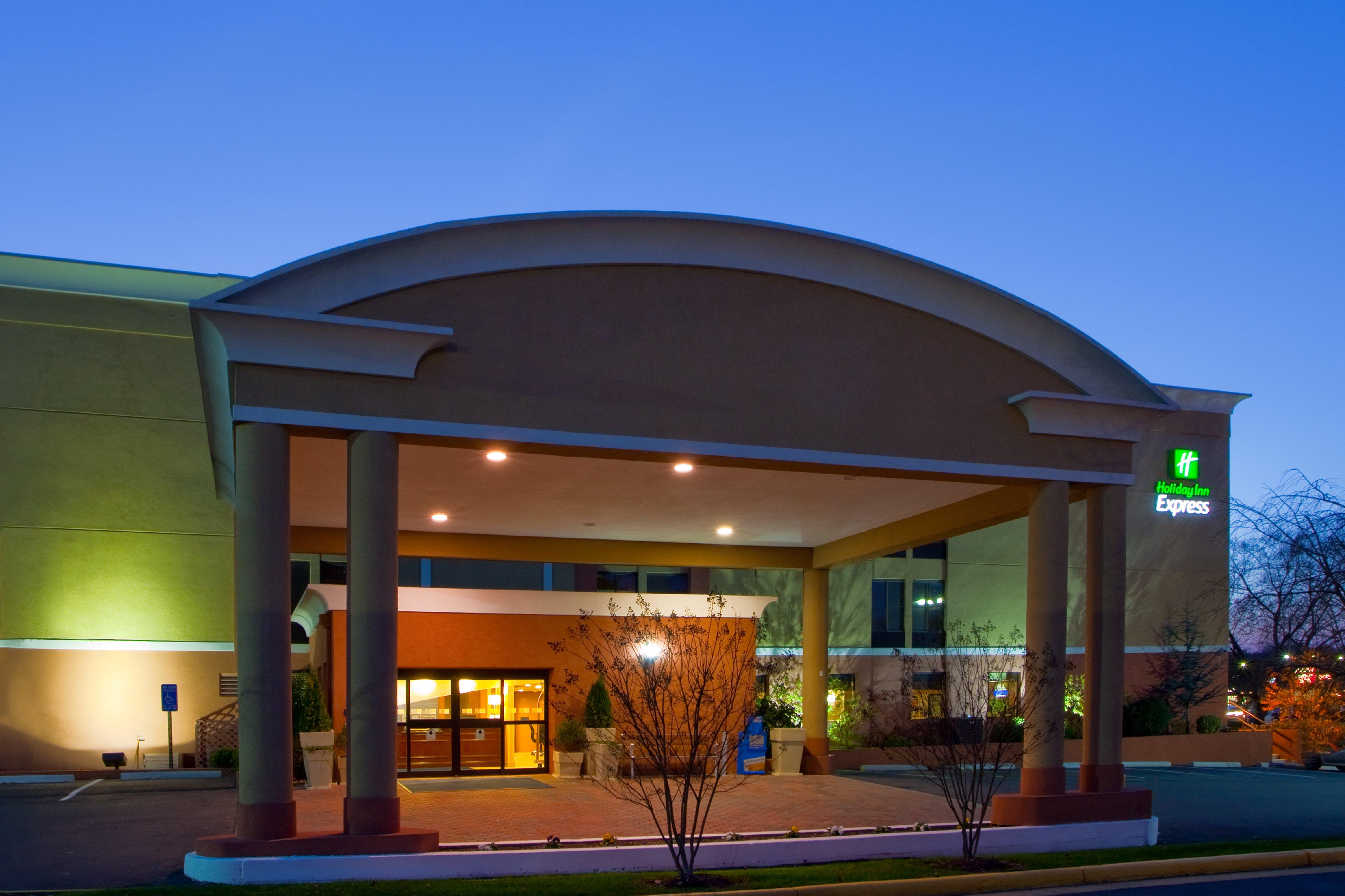 Holiday Inn Express Fairfax-Arlington Boulevard By Ihg Exteriör bild