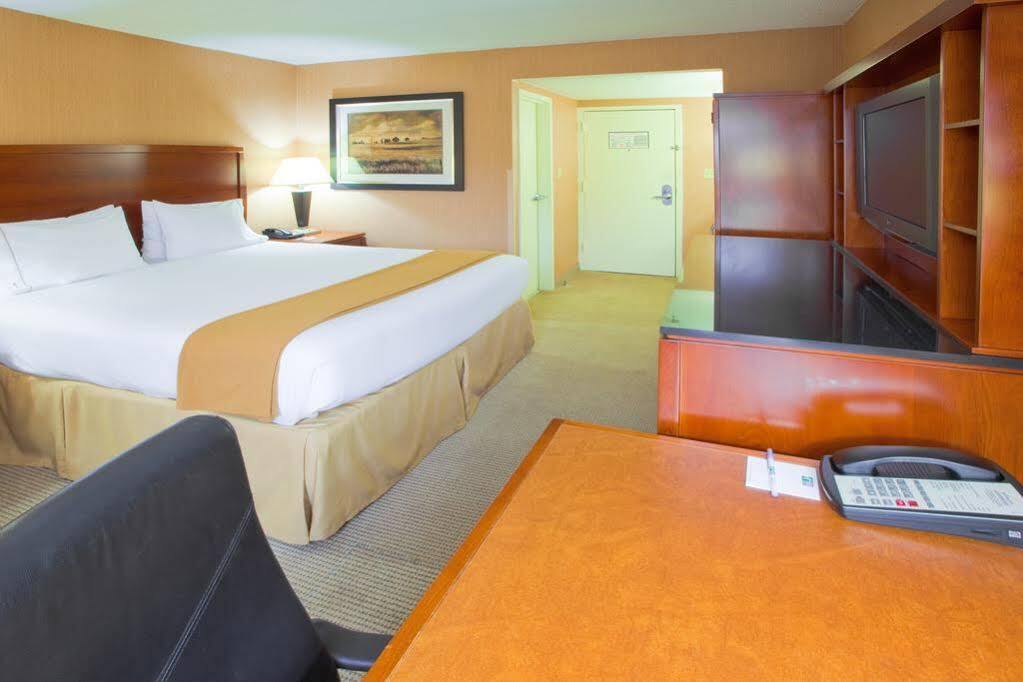 Holiday Inn Express Fairfax-Arlington Boulevard By Ihg Exteriör bild