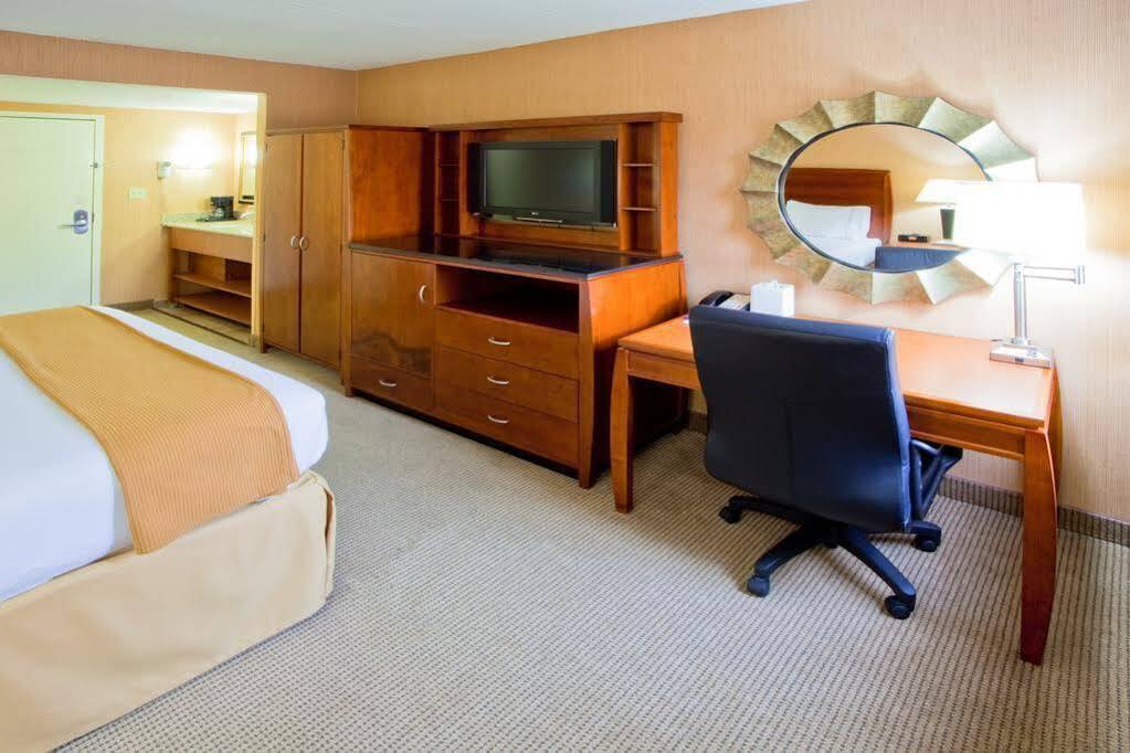 Holiday Inn Express Fairfax-Arlington Boulevard By Ihg Exteriör bild