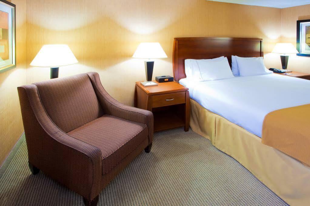 Holiday Inn Express Fairfax-Arlington Boulevard By Ihg Exteriör bild