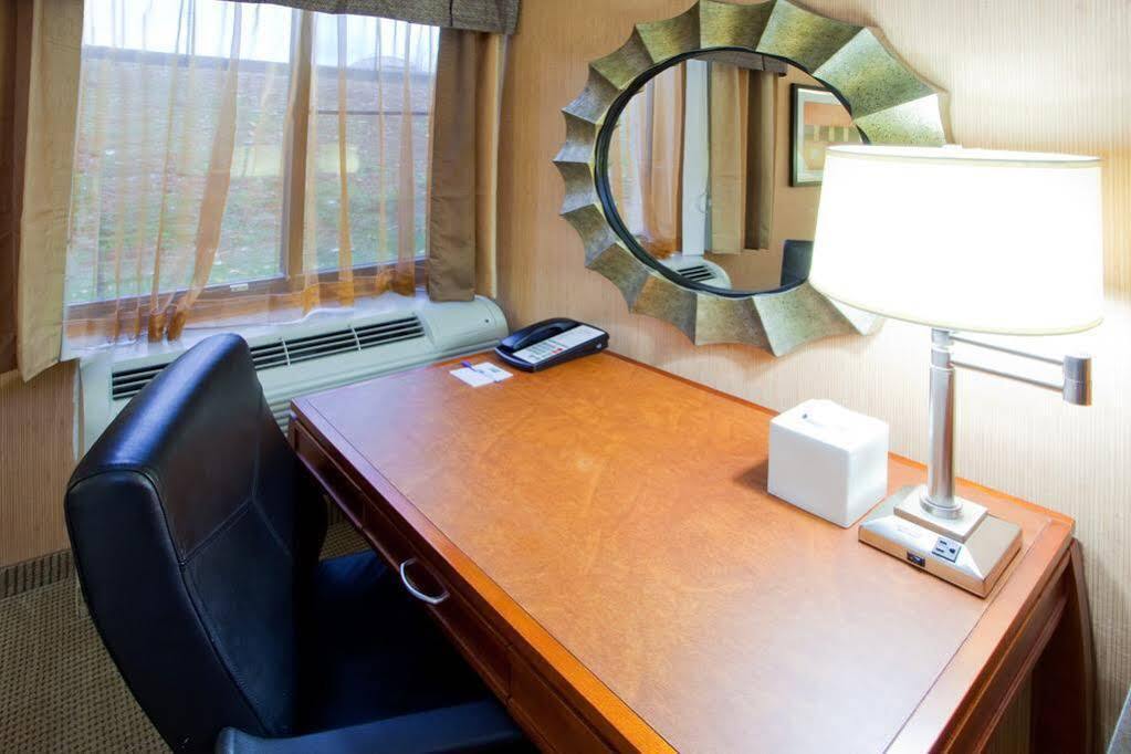 Holiday Inn Express Fairfax-Arlington Boulevard By Ihg Exteriör bild